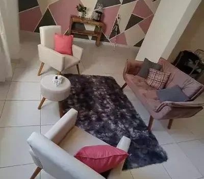Poltronas e decoração acolhedora do consultório